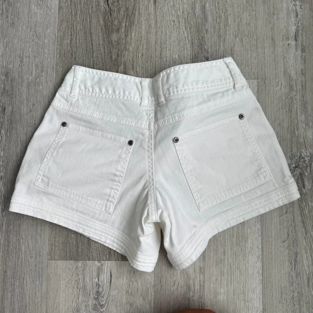 Vintage Mid-Rise White Cotton Cargo Shorts with Zipper Pockets - Picture 4 of 5